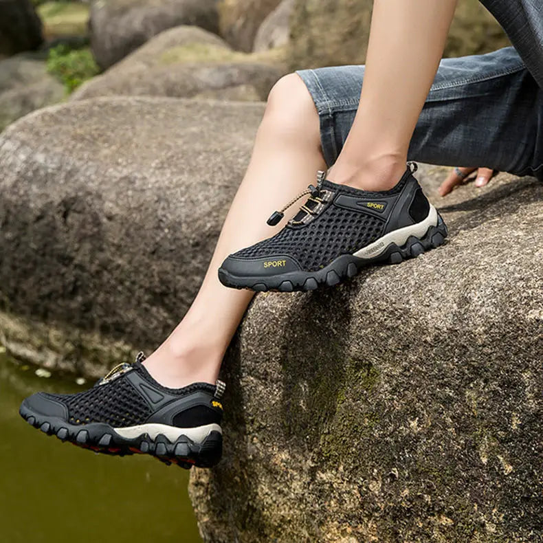 Orthopedic hiking shoes with quick-dry
